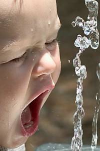 foto niño con agua